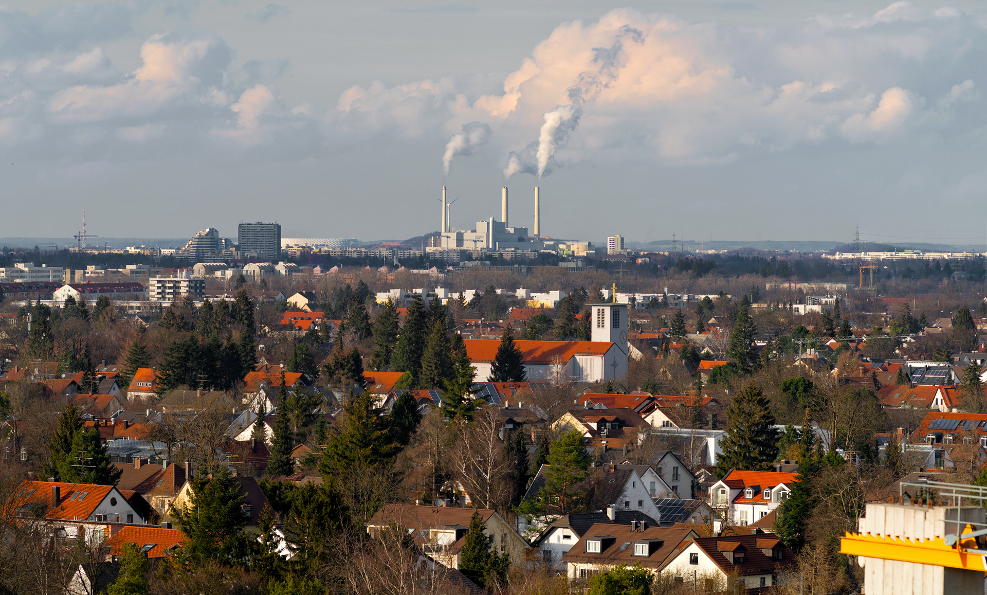 Neuperlache -Panoramablick in Richtung Norden zum Kraftwerk Unterföhring